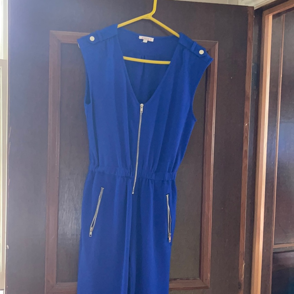 zip front with 2 zip pockets 96% poly 4% spandex